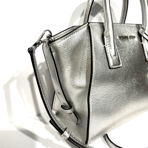 Michael Kors Avril Silver Leather
Satchel. Preloved/preowned. - Picture 4 of 10